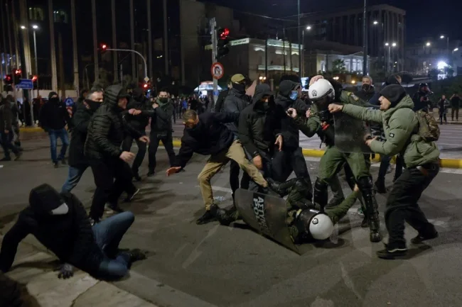 Yunanistan'da sular durulmuyor