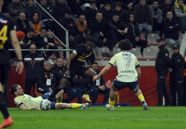 Fenerbahçe, Kayserispor'u iki golle geçti