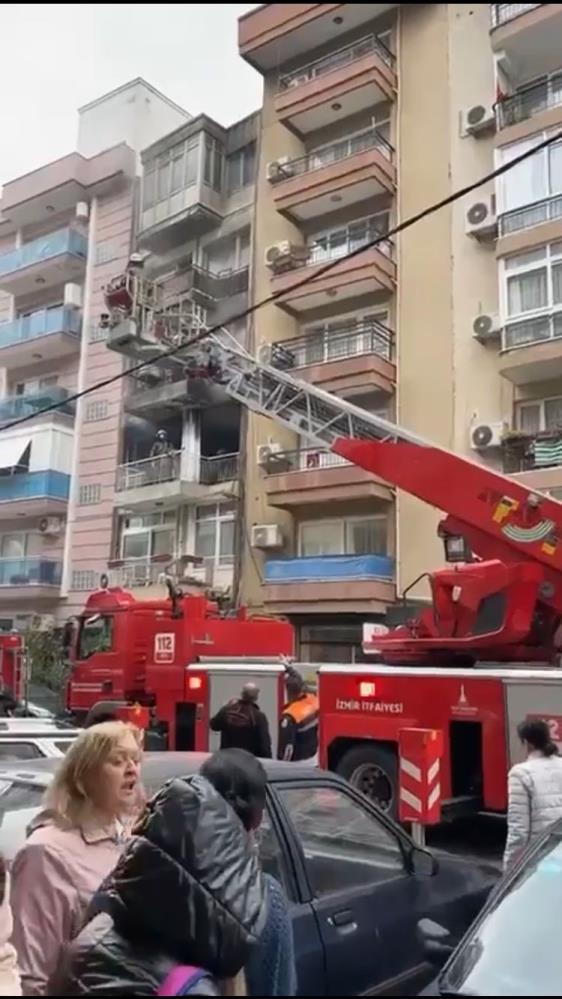 İzmir'de çıkan yangında 3 kişi dumandan etkilendi