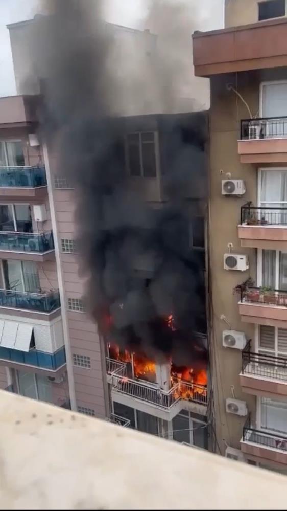 İzmir'de çıkan yangında 3 kişi dumandan etkilendi