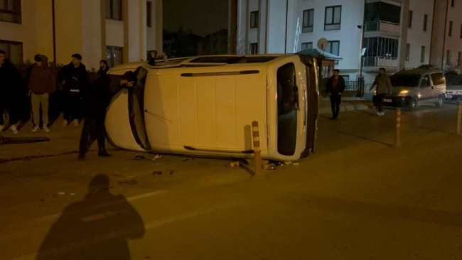 Bursa'da otomobilin çarptığı hafif ticari araç devrildi