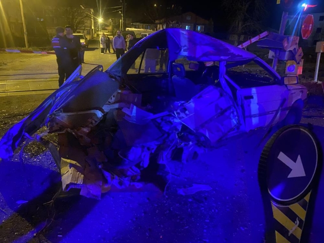 Tren hemzemin geçitte otomobili biçti
