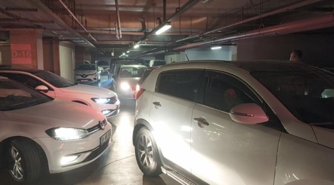 Onlarca vatandaş, otoparkta mahsur kaldı