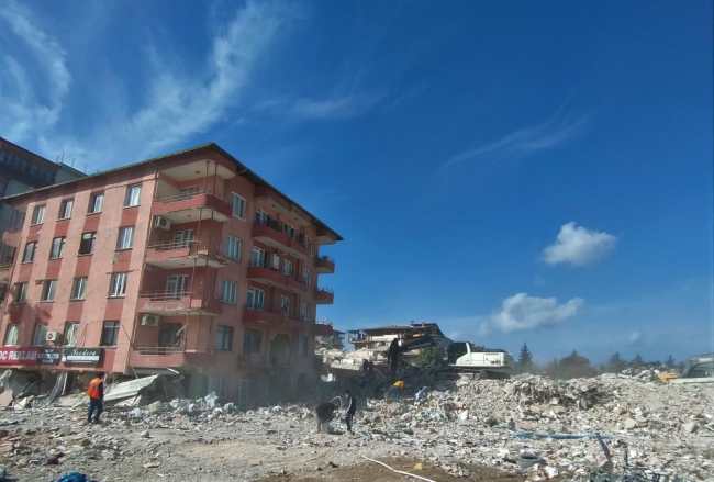Enkaz arasında milyonluk ürünlerini aradılar