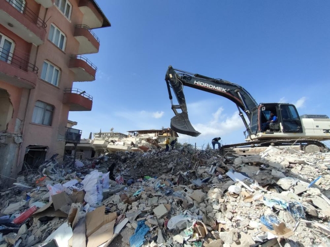 Enkaz arasında milyonluk ürünlerini aradılar