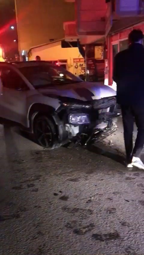 Bursa'da duvara çarptı: Aracını bırakıp kaçtı
