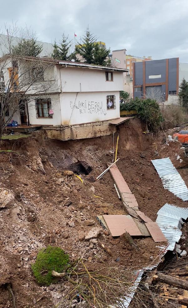 İstinat duvarı çöktü