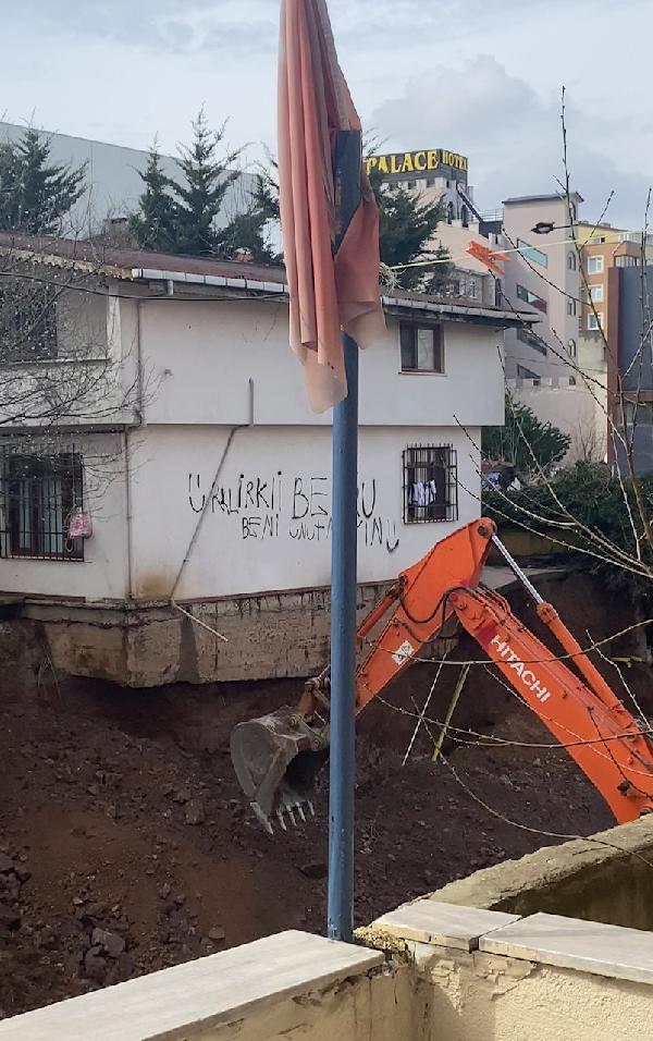 İstinat duvarı çöktü