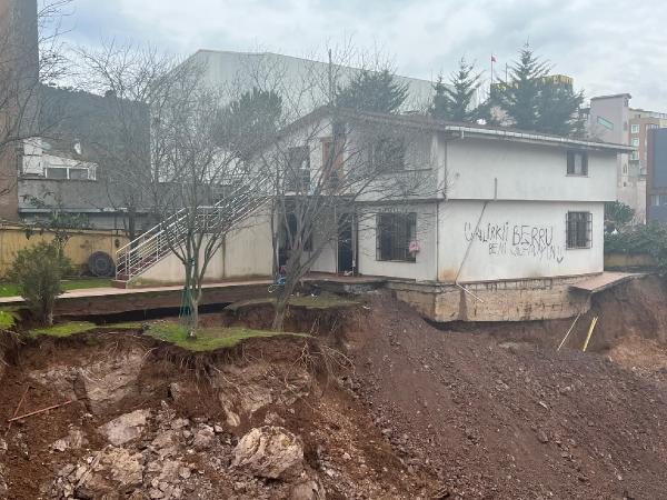 İstinat duvarı çöktü