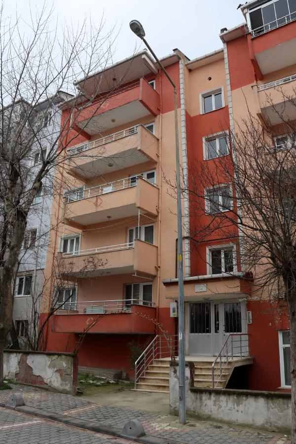 5'inci katta dengesini kaybeden kadın, taksicinin üzerine düştü