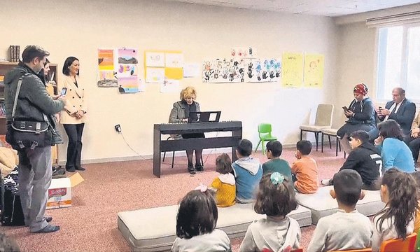 Ünlü piyanist depremzedelere piyona çaldı