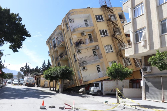 Her an çökebilir: Yan yatan binayı kamyonet tutuyor