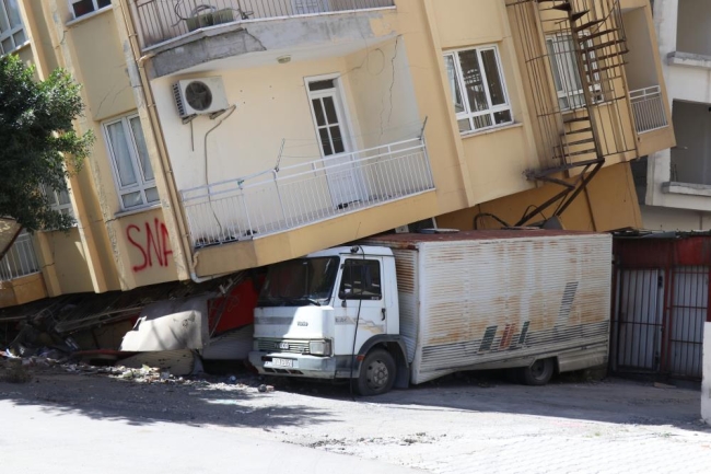 Her an çökebilir: Yan yatan binayı kamyonet tutuyor
