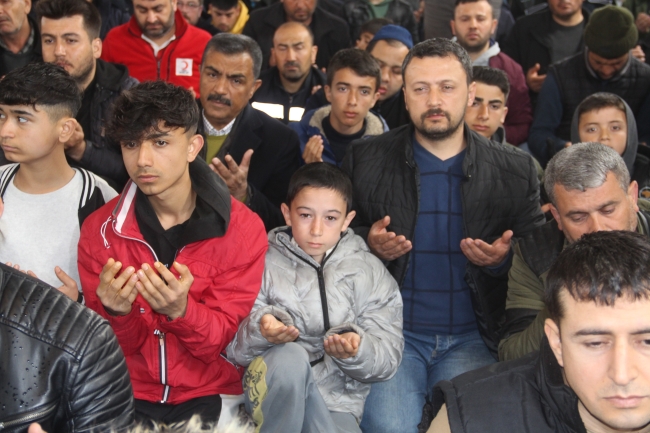 Depremin merkezinde eller semaya açıldı