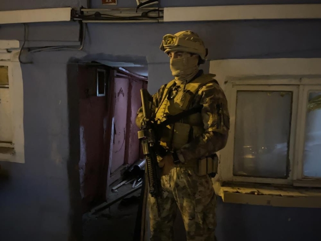 Zehir tacirlerine helikopter destekli eş zamanlı şafak operasyonu