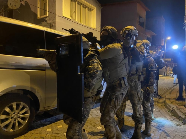 Zehir tacirlerine helikopter destekli eş zamanlı şafak operasyonu