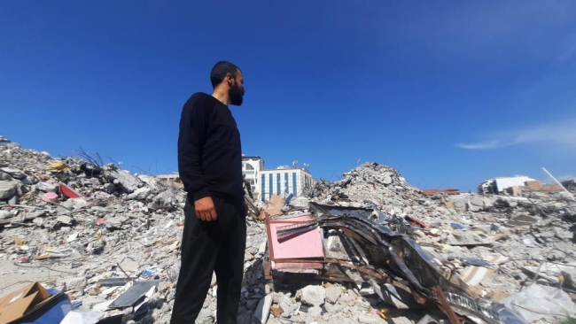 Danimarka’dan deprem bölgesine gelen genç, ailesini arıyor