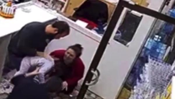 Eczacı Heimlich manevrası ile çocuğu kurtardı