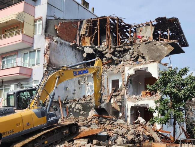 Doğal gaz patlamasında hasar alan binanın yıkımı gerçekleşti