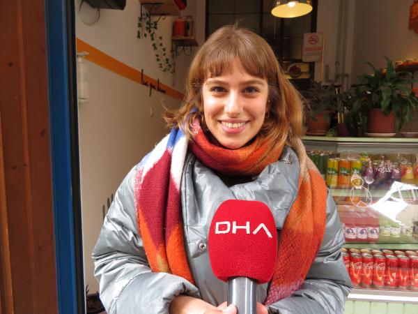 "Bu bina çürüktür" pankartı asıp evi boşalttı