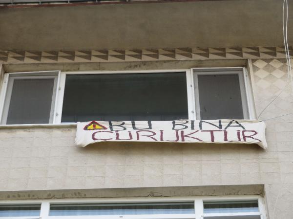"Bu bina çürüktür" pankartı asıp evi boşalttı