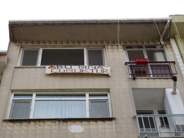 "Bu bina çürüktür" pankartı asıp evi boşalttı