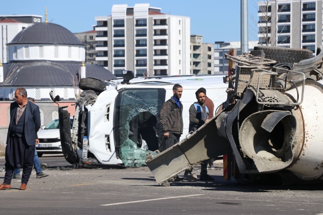 Minibüsün çarptığı beton mikseri devrildi: 2 ağır yaralı