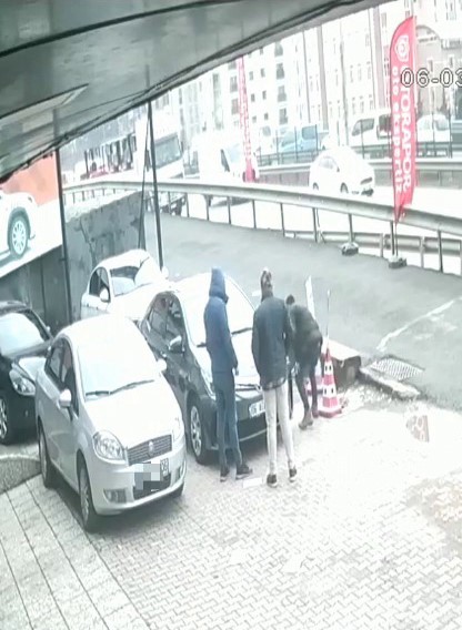 Araç hasarlı çıkınca lastiklerini kesti