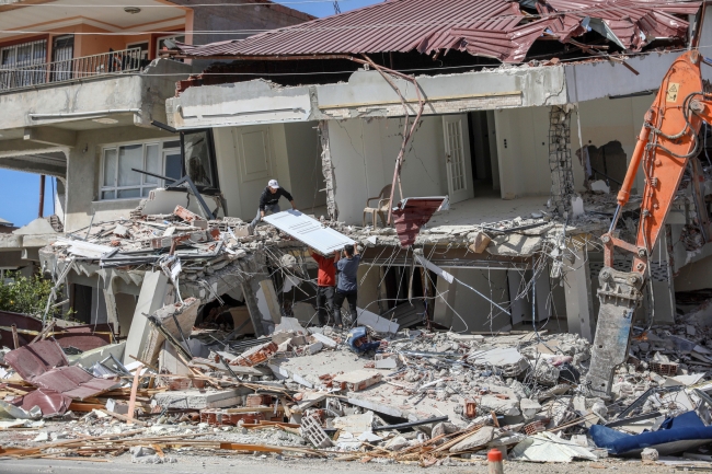 Hatay'da yıkımına başlanan evden eşyaları elden ele vererek çıkardılar