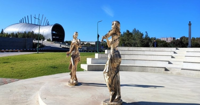 Bronz heykelli müzisyenler, ziyaretçilerini selamlayacak