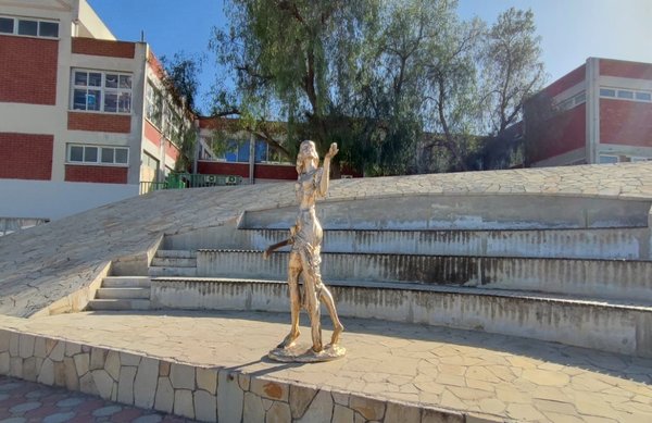 Bronz heykelli müzisyenler, ziyaretçilerini selamlayacak