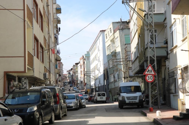 Öne doğru eğilen bina mahalleliyi endişelendiriyor