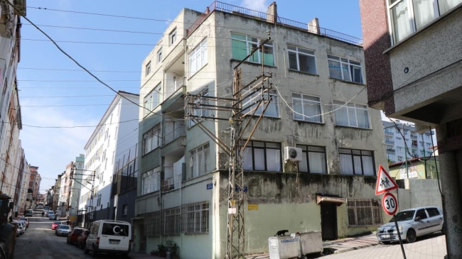 Öne doğru eğilen bina mahalleliyi endişelendiriyor