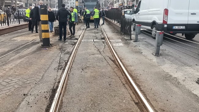 İstanbul-Sirkeci'de tramvay raydan çıktı