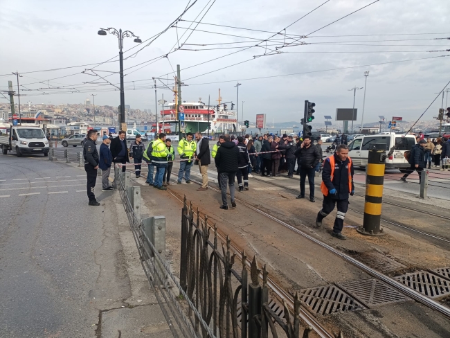 İstanbul-Sirkeci'de tramvay raydan çıktı