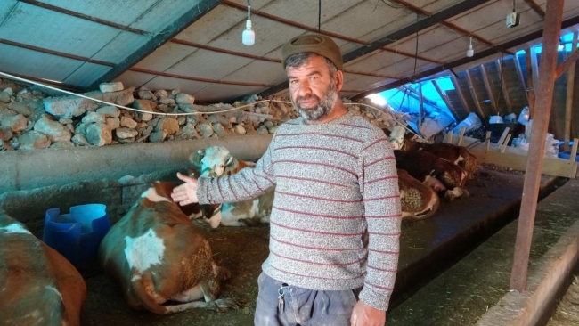 Annesinin cenazesini enkazdan elleriyle çıkardı