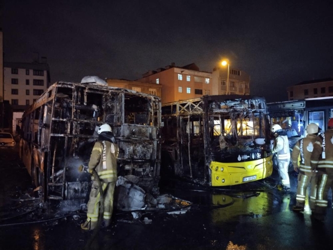 Park halindeki 3 halk otobüsü alev alev yandı
