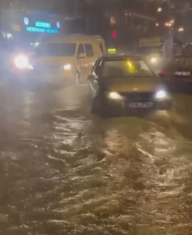 Yağmur hayatı felç etti: Cadde ve sokaklar adeta göle döndü