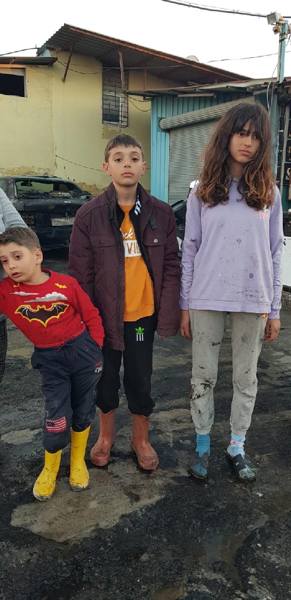 Çadır yandı: 10 kişilik depremzede aile sokakta kaldı