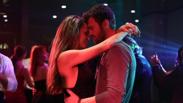 Karşılıklı göbek atan ikilinin takipçileri mizah şov yaptı
