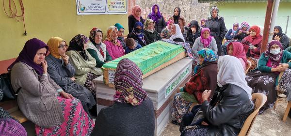 Boşanma aşamasındaki eşinin öldürdüğü kadın, toprağa verildi