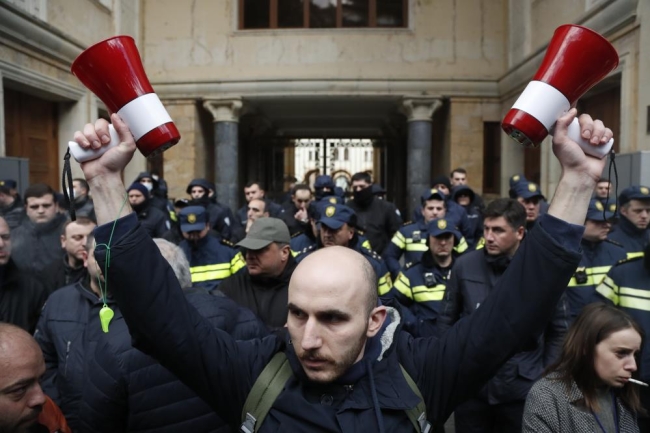 Parlamento önündeki protestoda 66 gözaltı