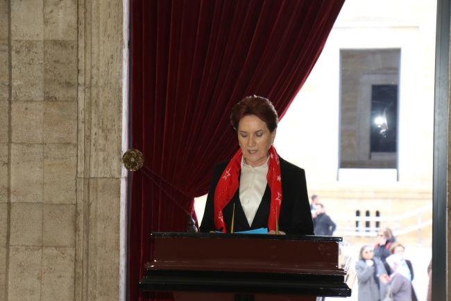 Akşener Anıtkabir'i ziyaret etti
