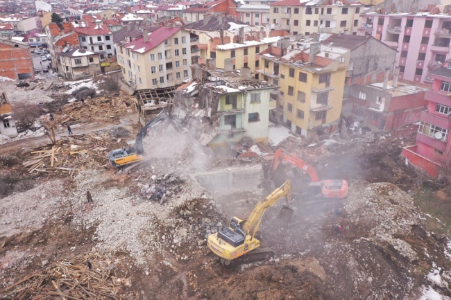 Fay hattı üzerindeki 700’ün üzerinde bina yıkılıyor
