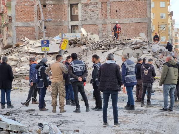 Malatya'da 5 katlı bina çöktü!