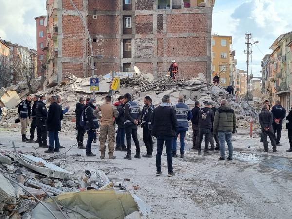 Malatya'da 5 katlı bina çöktü!