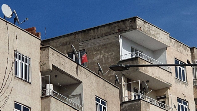 Hasarlı bina yıkımında Türk bayrağı detayı