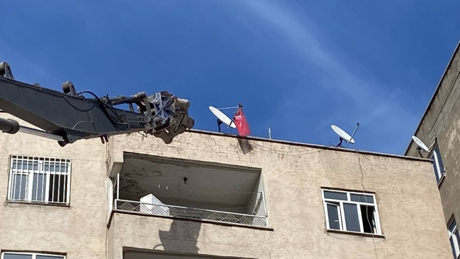 Hasarlı bina yıkımında Türk bayrağı detayı