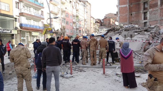 Ağır hasarlı 5 katlı bina çöktü