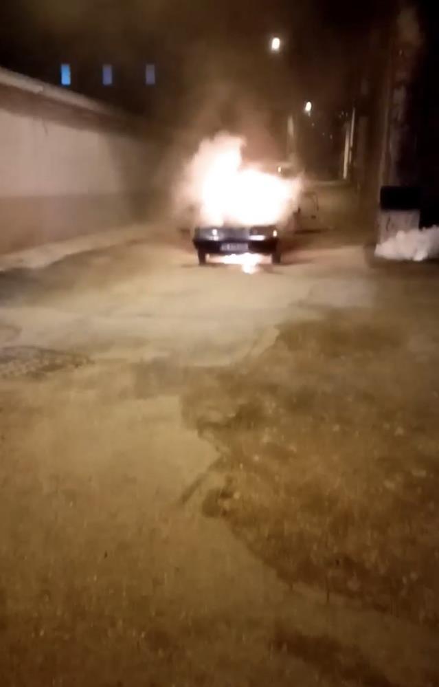 Bursa'da seyir halindeki otomobil, alev alev yandı